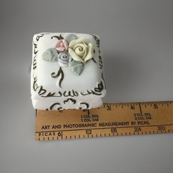 Vintage UCGC Trinket Box Porcelain Bisque Dresser Pill Jewelry Flowers Korea - Picture 5 of 12